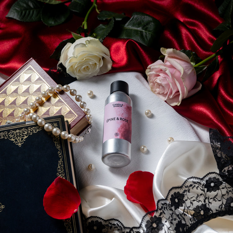 Bouteille de parfum Épine Et Rose dans un décor romantique rouge et blanc